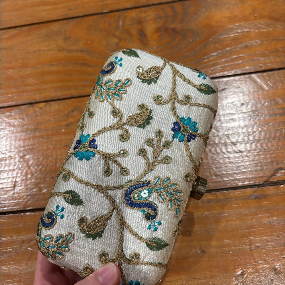 (1001) BEADED CLUTCH - Picture 2 of 10